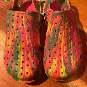 NWT Crocs style Totes unisex youth shoes size 13-1‎